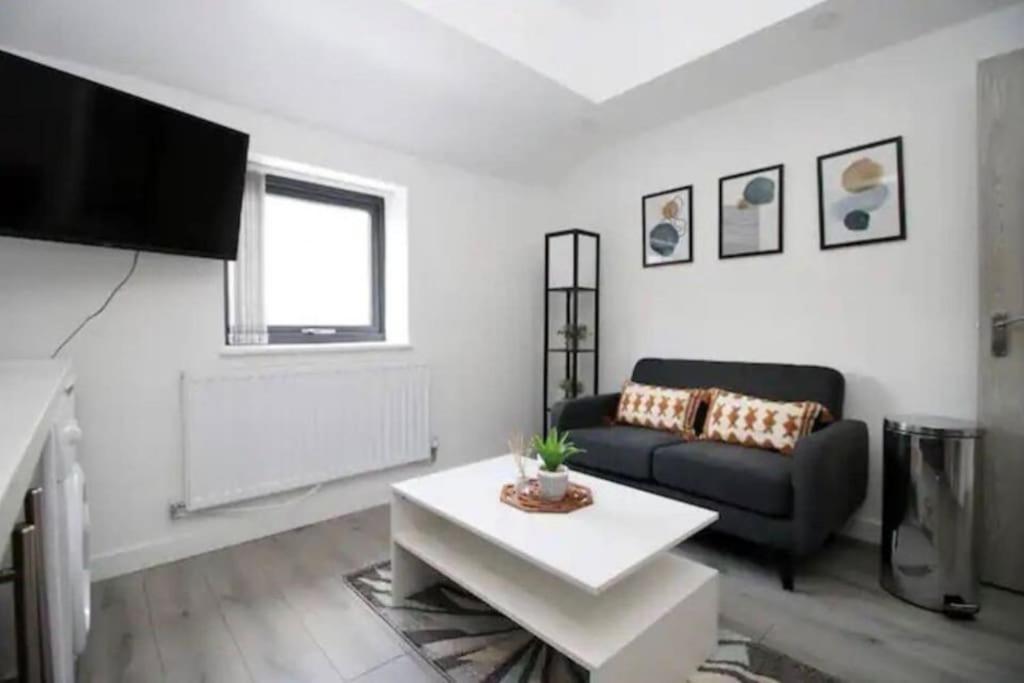 Luxury Redefined:Cardiff 1-Bed Apartment Bagian luar foto