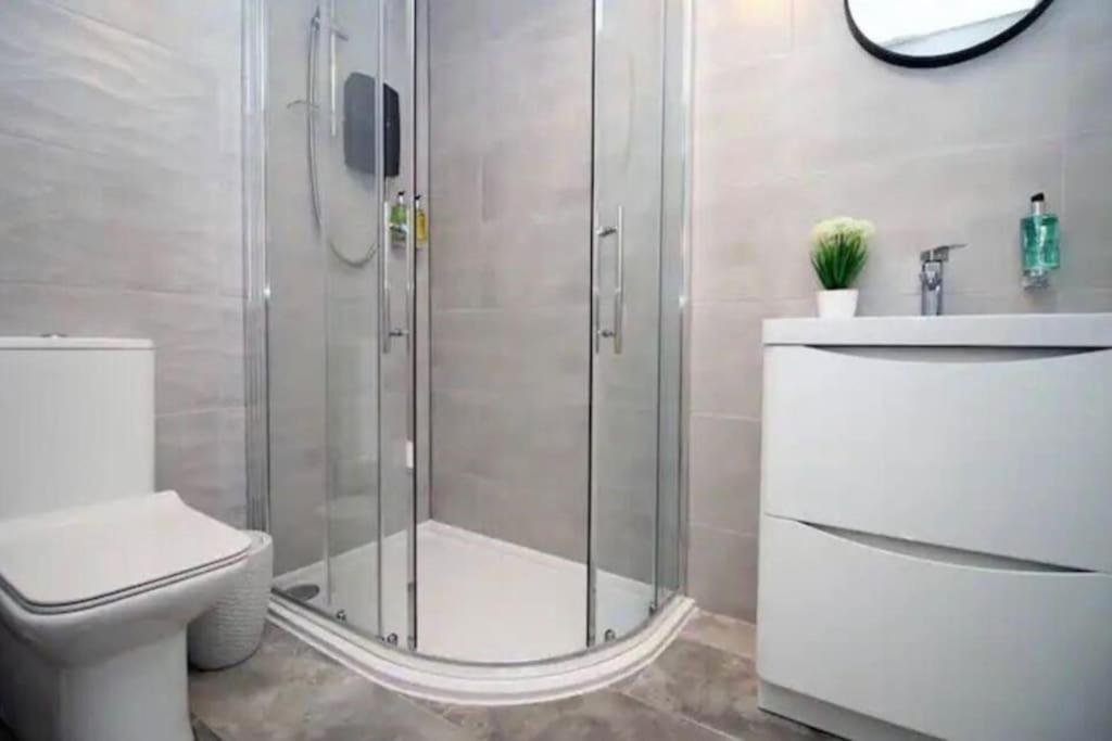 Luxury Redefined:Cardiff 1-Bed Apartment Bagian luar foto